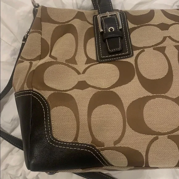 Authentic coach crossbody / shoulder bag